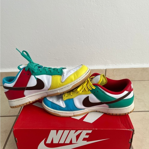 Nike Dunk Low SE in White, Chocolate, and Roma Green - Picture 3 of 9